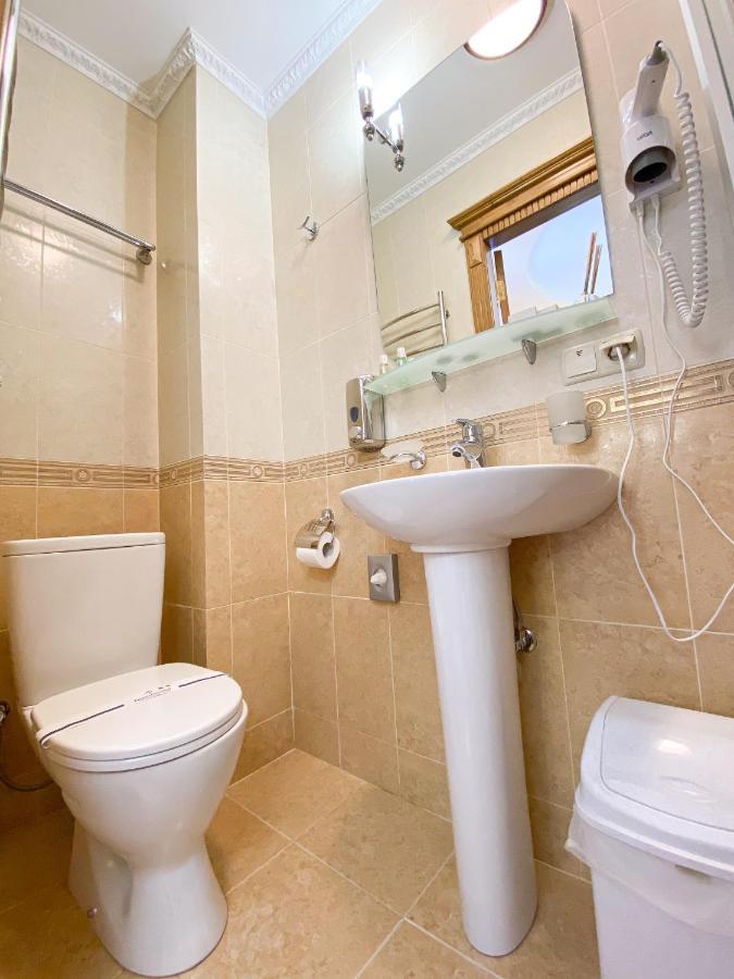 Петрос Family Hotel Γιαρέμτσε Δωμάτιο φωτογραφία