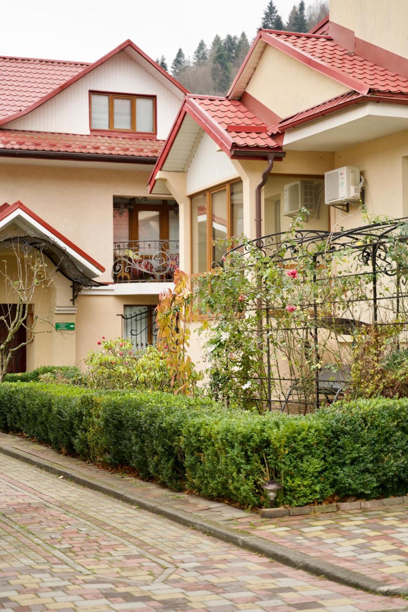 Петрос Family Hotel Γιαρέμτσε Εξωτερικό φωτογραφία